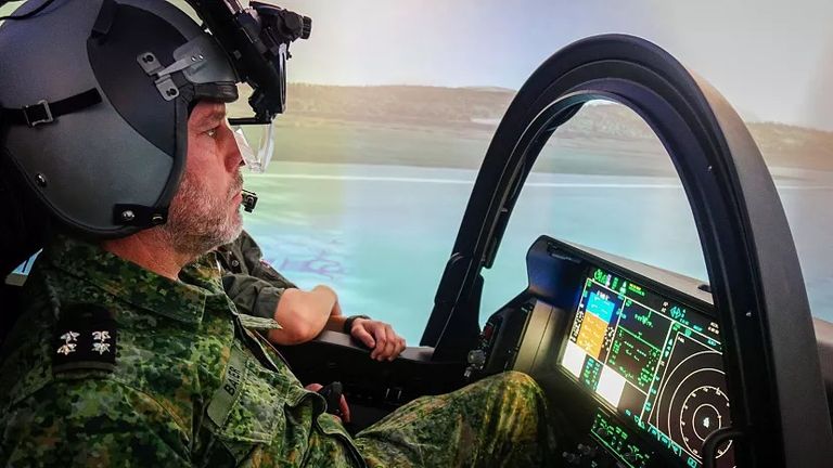 الأميرال روب باور، رئيس اللجنة العسكرية لحلف شمال الأطلسي، يطير بجهاز محاكاة طائرة إف-35 في قاعدة أورلاند الجوية. استخدام الدراجات الكهربائية في المجهود العسكري