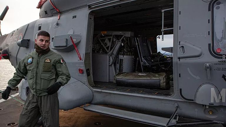 جندي إيطالي من سلاح البحرية يعرض مروحية تستخدمها فرقاطة الصواريخ المضادة للغواصات كارابينيري لدورية البحر، خلال رحلة حديثة إلى أوسلو. استخدام الدراجات الكهربائية في المجهود العسكري