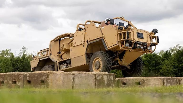 يقوم جندي باختبار النظام الهجين الكهربائي لمركبة جاكال، والذي يتميز بزيادة عزم دوران المركبة وقدرات التسلق. استخدام الدراجات الكهربائية في المجهود العسكري