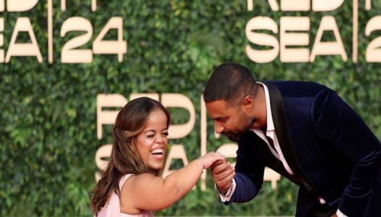 كريم فهمي يدعم بطلة فيلم سنو وايت