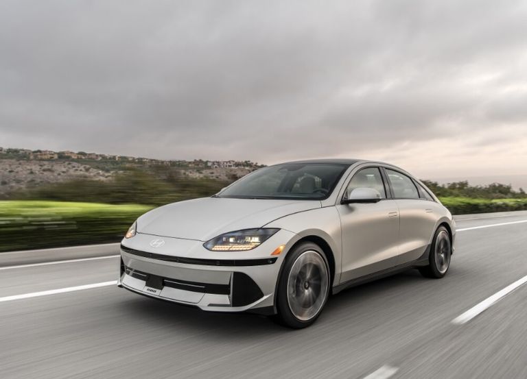 طراز Hyundai Ioniq 6 قائمة أفضل السيارات الكهربائية في 2024