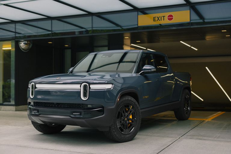 شاحنة Rivian R1T قائمة أفضل السيارات الكهربائية في 2024