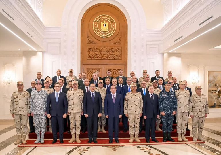 السيسي يجتمع مع قادة الجيش وأجهزة الأمن