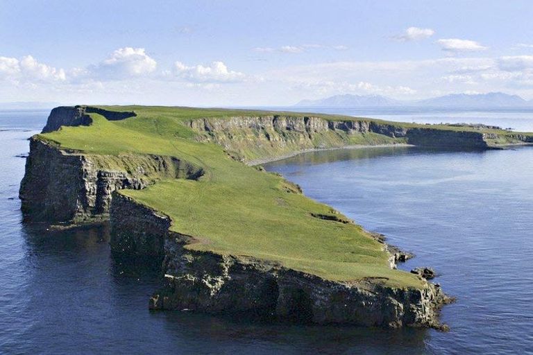 الدائرة القطبية الشمالية أحد أفضل أماكن الجذب السياحي في جريمسي السياحة في جزيرة جريمسي القطبية