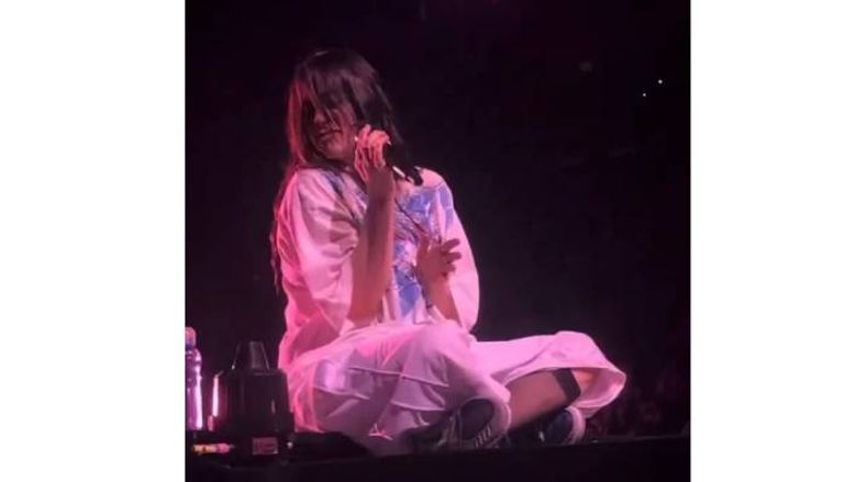 بيلي إيليش تتلقى ضربة على المسرح