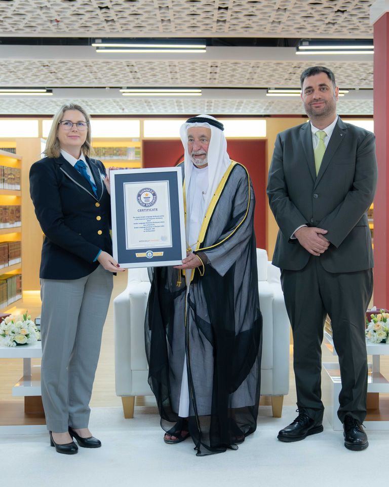 حاكم الشارقة خلال تسلمه شهادة موسوعة غينيس