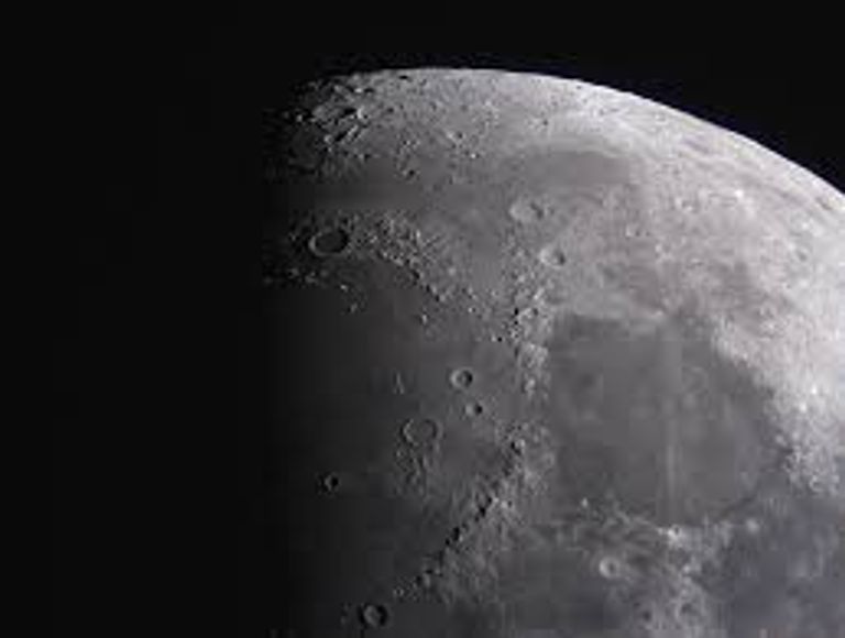 بعد مئات الملايين من السنين من تشكله تعرض القمر لنشاط بركاني مكثف