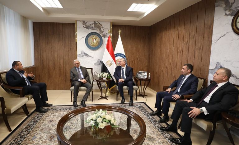 وزير البترول المصري مع وفد البرلمان وزير البترول المصري مع قيادات البرلمان