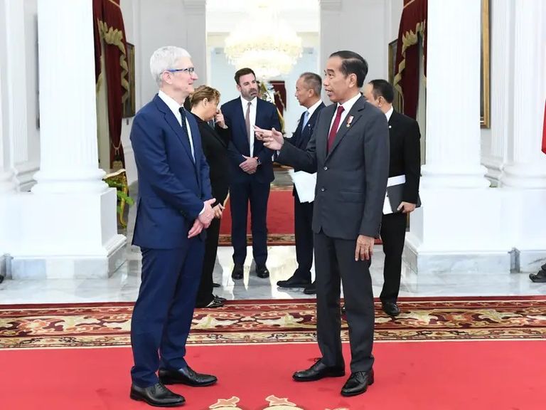 تيم كوك خلال زيارته الأخيرة لإندونيسيا أبل آيفون 16