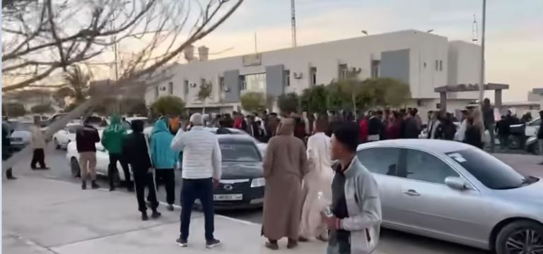 قوات من الشرطة على طريق أمام مديرية أمن بني وليد