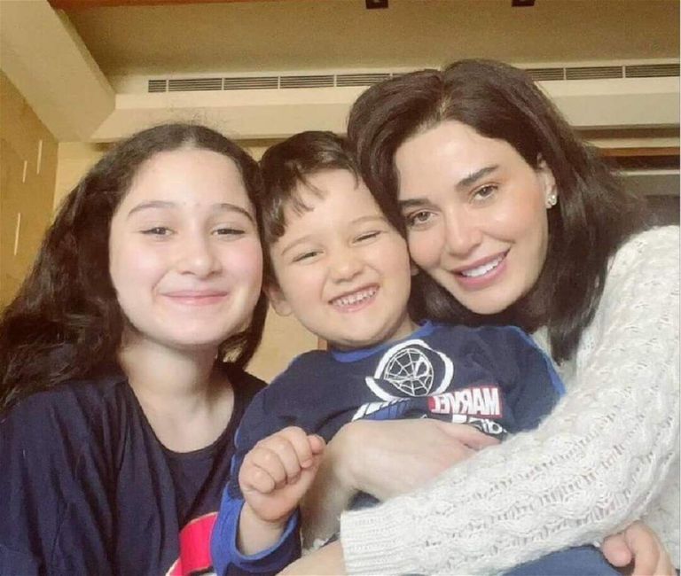 سيرين عبدالنور وطفلاها