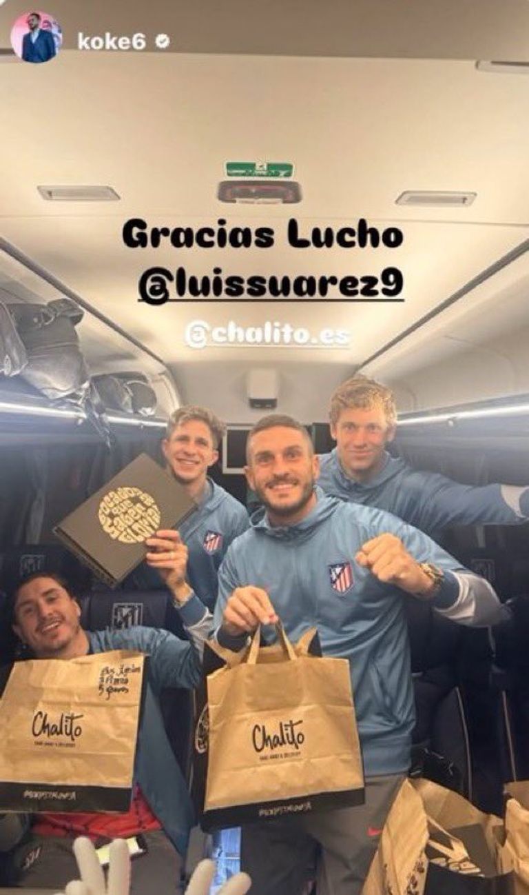 لاعبو أتلتيكو مدريد لويس سواريز بقميص أتلتيكو مدريد