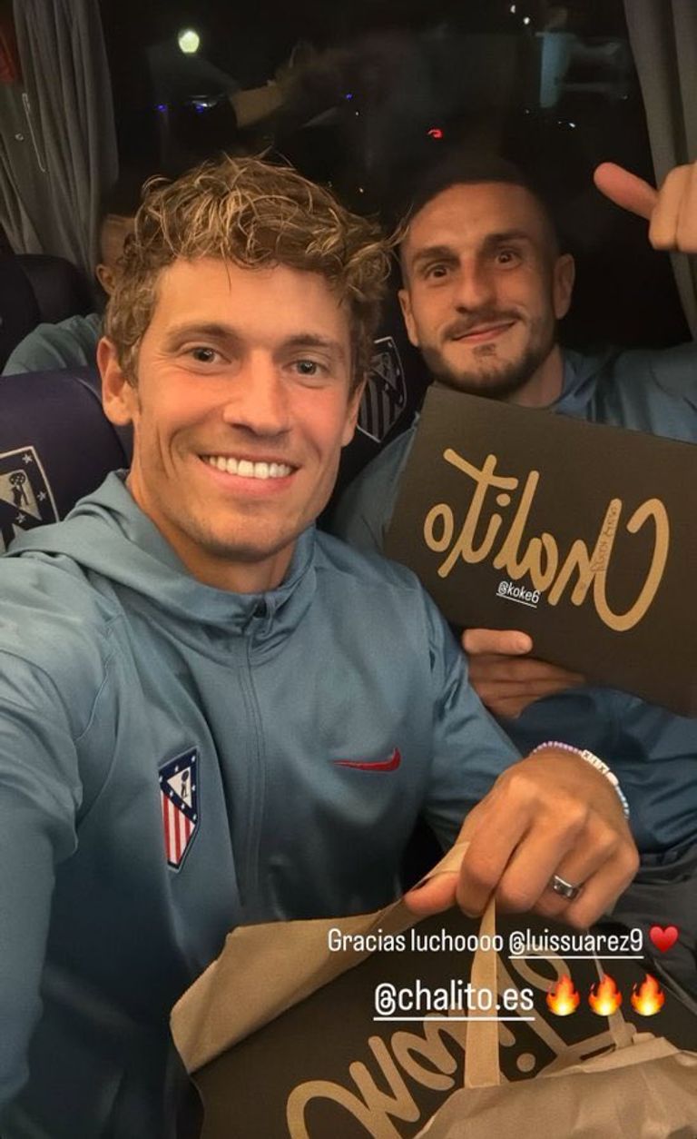 لاعبو أتلتيكو مدريد لويس سواريز بقميص أتلتيكو مدريد