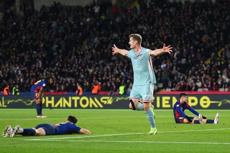 برشلونة وأتلتيكو مدريد الأرجنتيني دييغو سيميوني