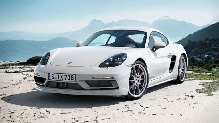 طراز Porsche 718 Cayman أفضل 8 سيارات رياضية طرحت في 2024