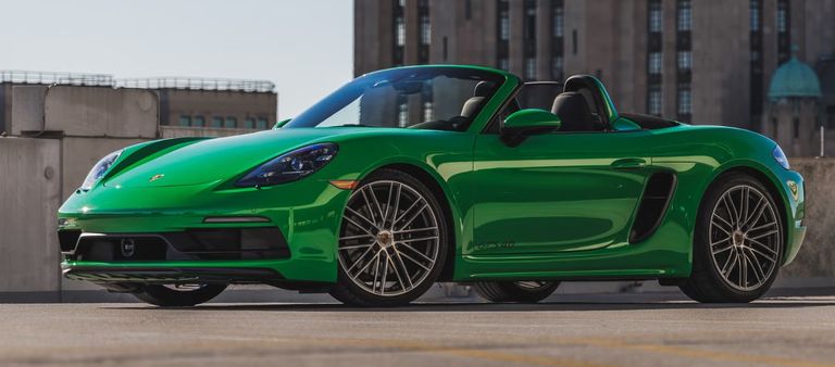 طراز Porsche 718 Boxster أفضل 8 سيارات رياضية طرحت في 2024