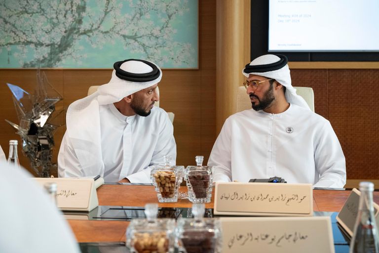 الشيخ طحنون بن زايد آل نهيان خلال اجتماع مجلس إدارة
