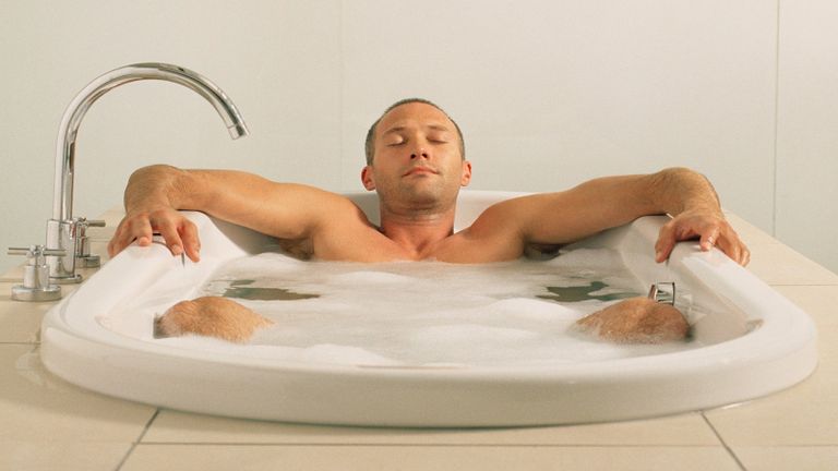 حمام بارد يخلصك من القلق