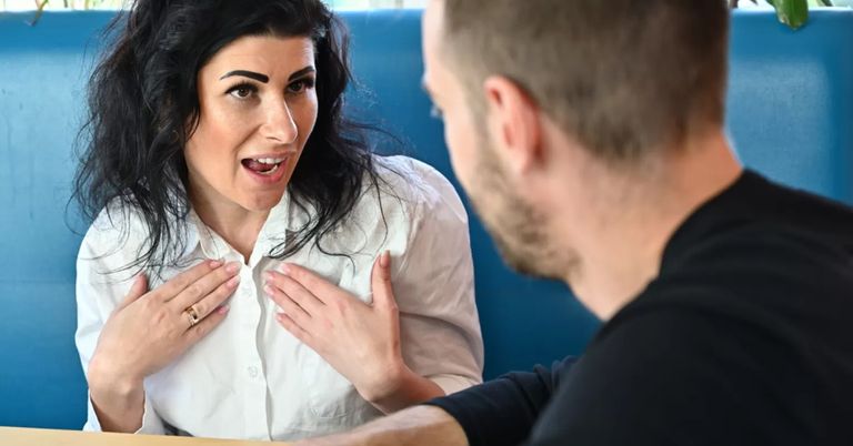 استراتيجيات بسيطة للتعامل مع شخص كثير الكلام 