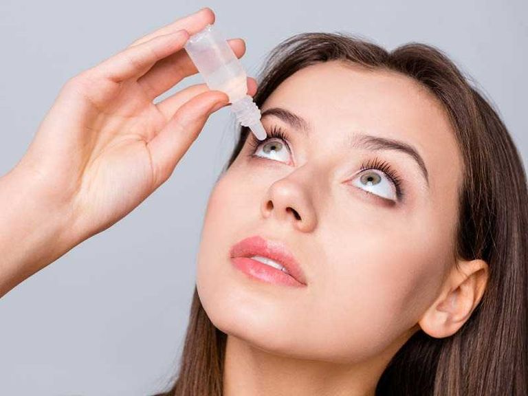 تلوث في قطرة العين