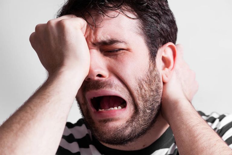 لماذا تبكي النساء أكثر من الرجال؟