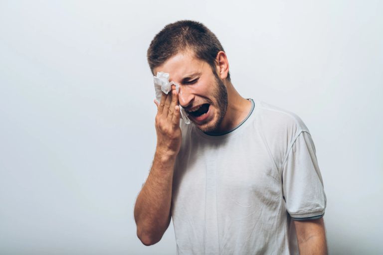 لماذا تبكي النساء أكثر من الرجال؟