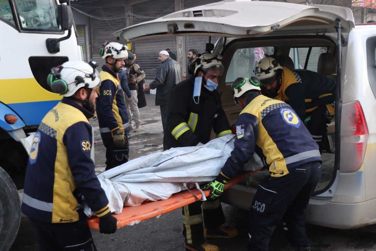 عناصر من الدفاع المدني بموقع التفجير