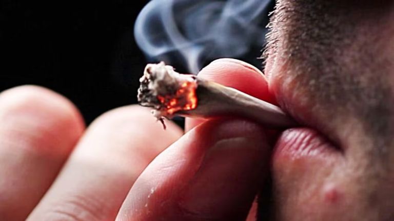 تدخين «الحشيش»