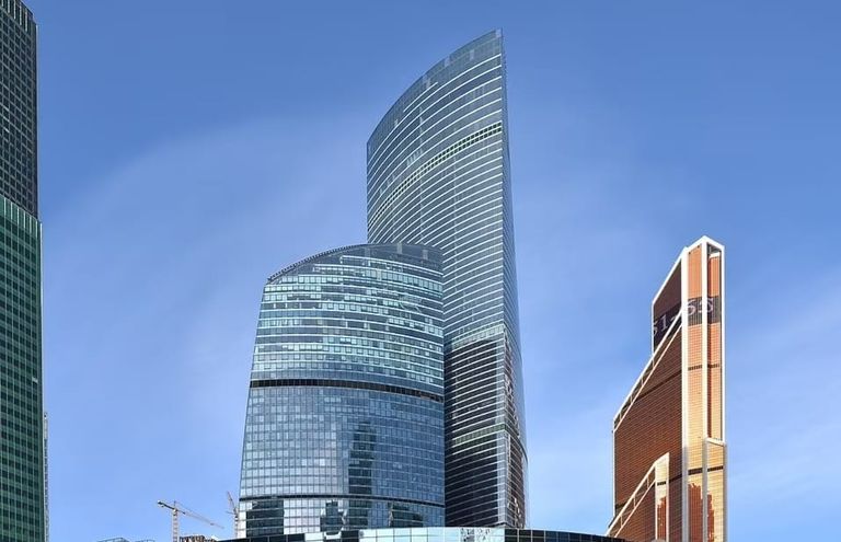 الأسد رفقة زوجته التي تعاني من سرطان الدم