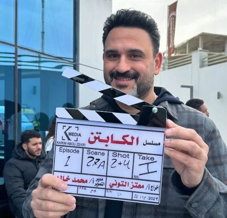 أكرم حسني يحتفي بمسلسل الكابتن