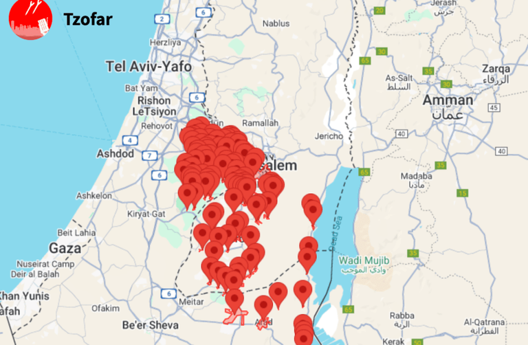 تصاعد دخان بعد غارات إسرائيلية على محطة كهرباء رأس كُتيب في الحديدة