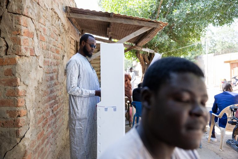 تشادي يدلي بصوته في الانتخابات