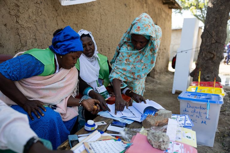 تشادي يدلي بصوته في الانتخابات