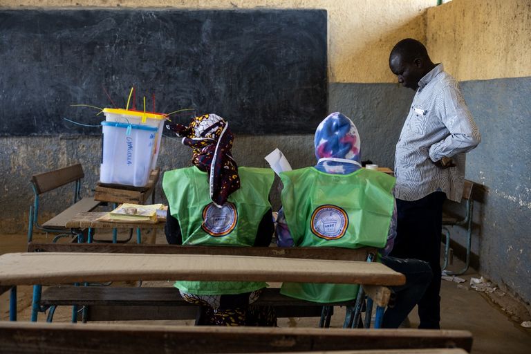 تشادي يدلي بصوته في الانتخابات