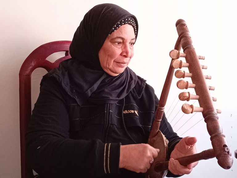 أسماء تركت الطب لصناعة «السمسمية»