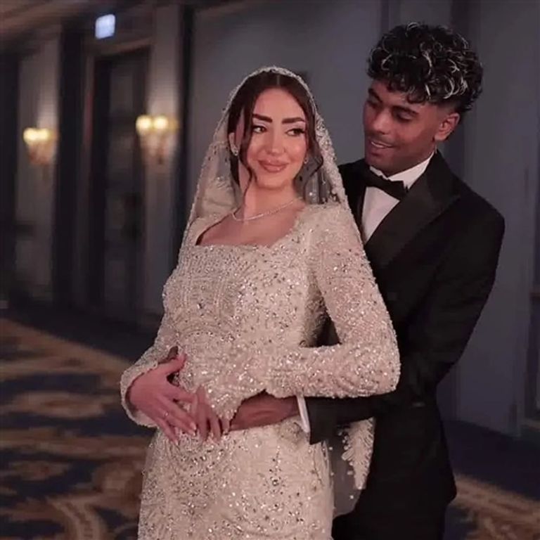 مطرب الراب المصري عفروتو وعروسه