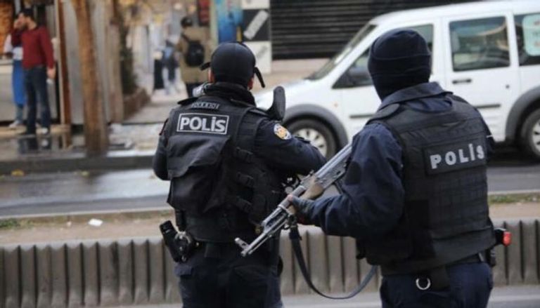 عنصران من الشرطة التركية