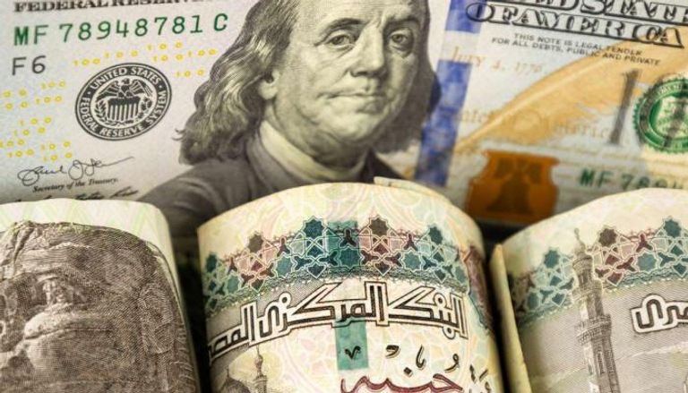 أوراق نقدية مصرية فئة 100 جنيه والدولار الأمريكي