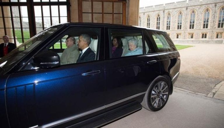 الملكة إليزابيث وأوباما داخل السيارة