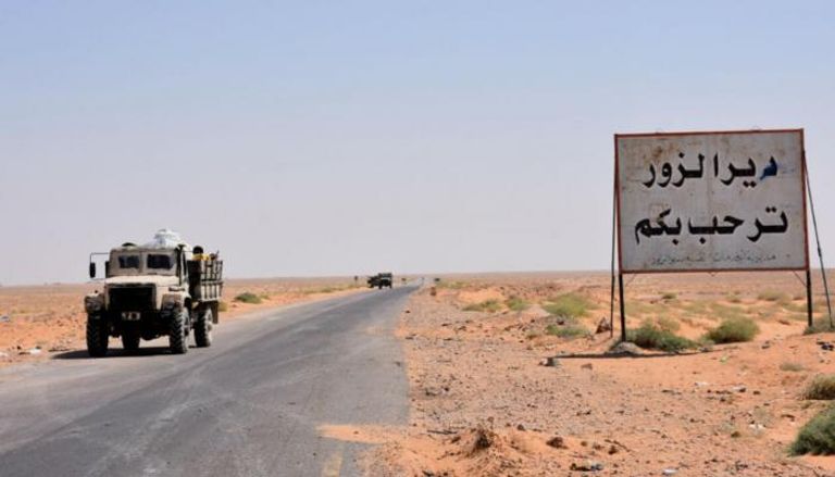 لافتة تشير إلى دير الزور في شرق سوريا على الحدود العراقية