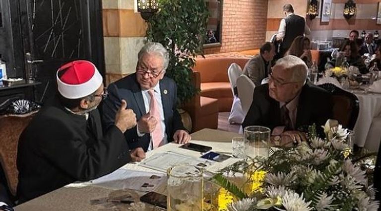 عمر عبدالعزيز يحتفل بعقد قرانه