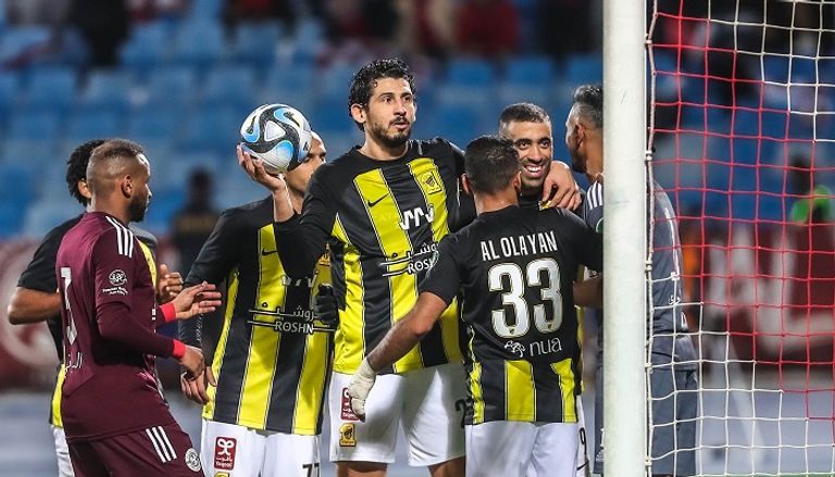 من مباراة الاتحاد والفيصلي في كأس خادم الحرمين الشريفين أحمد حجازي قائد الاتحاد أمام الفيصلي