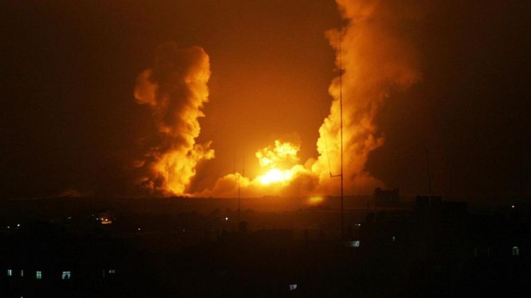 صورة متداولة لآثار القصف على صنعاء بارجة تقصف أهدافا للحوثيين في اليمن - أرشيفية