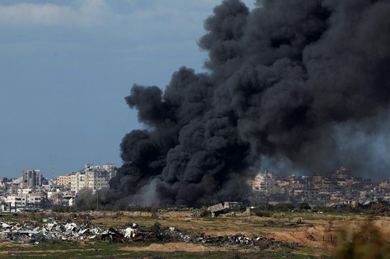 دبابة إسرائيلية تطلق نيرانها على قطاع غزة - رويترز