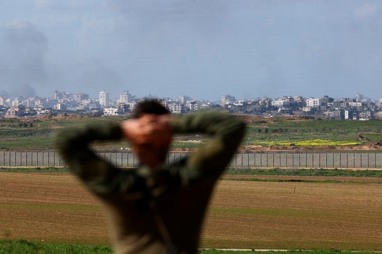 دبابة إسرائيلية تطلق نيرانها على قطاع غزة - رويترز