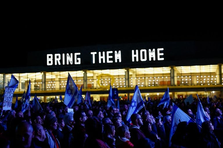 مظاهرات في إسرائيل تطالب بعودة الرهائن نتنياهو خلال اجتماع سابق لمجلس الوزراء - رويترز