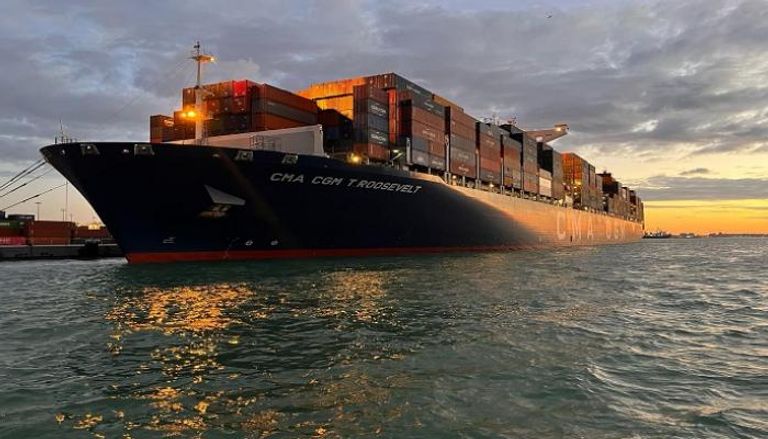 سفينة الحاويات العملاقة ترسو بميناء الإسكندرية