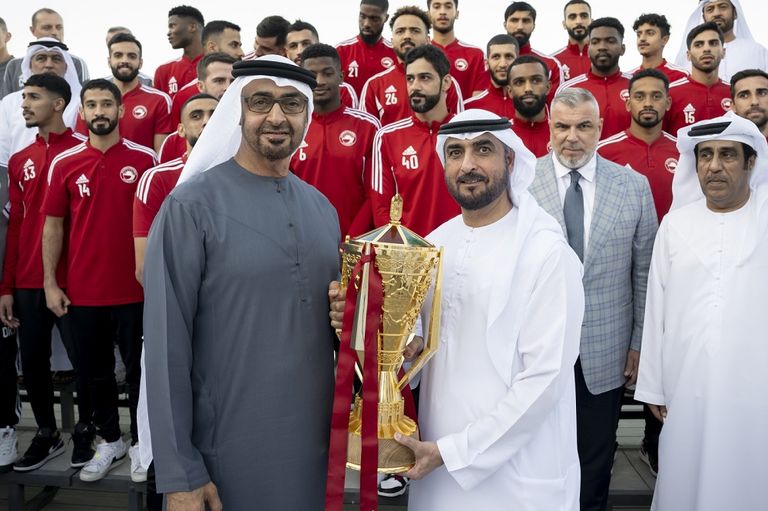 الشيخ محمد بن زايد آل نهيان رئيس دولة الإمارات مستقبلا فريق الشارقة الشارقة حامل لقب كأس رئيس دولة الإمارات