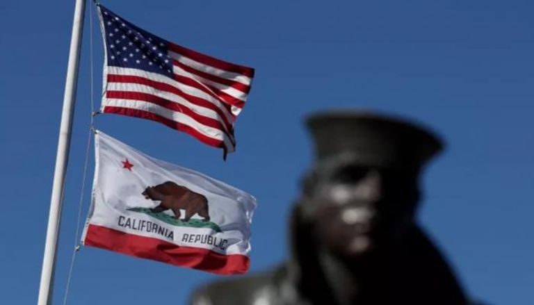 العلم الأمريكي مع علم ولاية كاليفورنيا