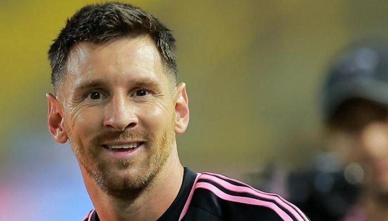 ليونيل ميسي ليونيل ميسي يحمل الكرة الذهبية